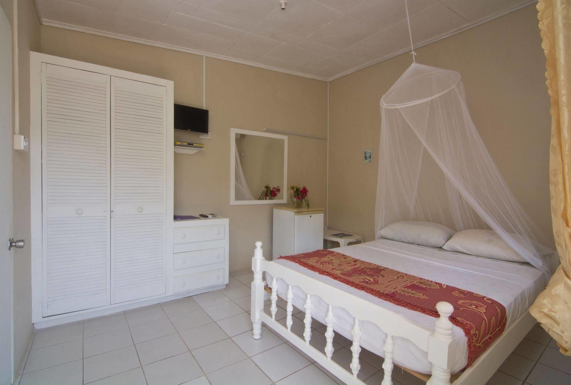 Keegans Beachside Hotel Bequia Island Esterno foto