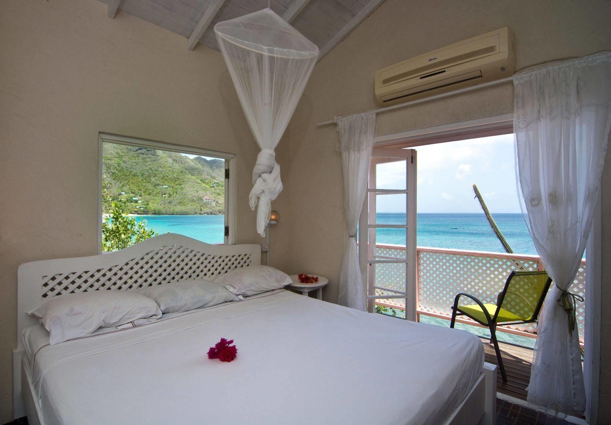 Keegans Beachside Hotel Bequia Island Esterno foto