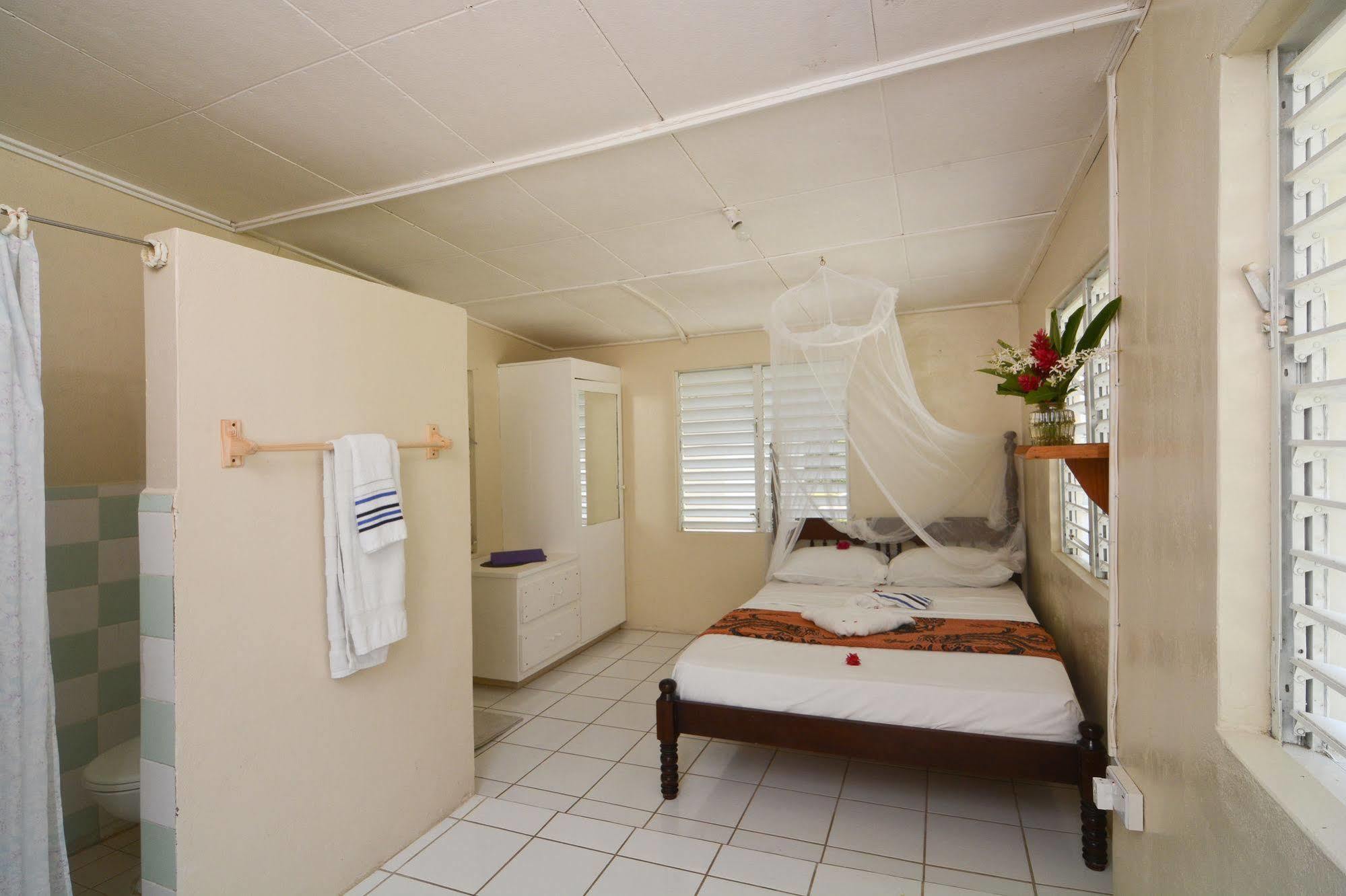 Keegans Beachside Hotel Bequia Island Esterno foto